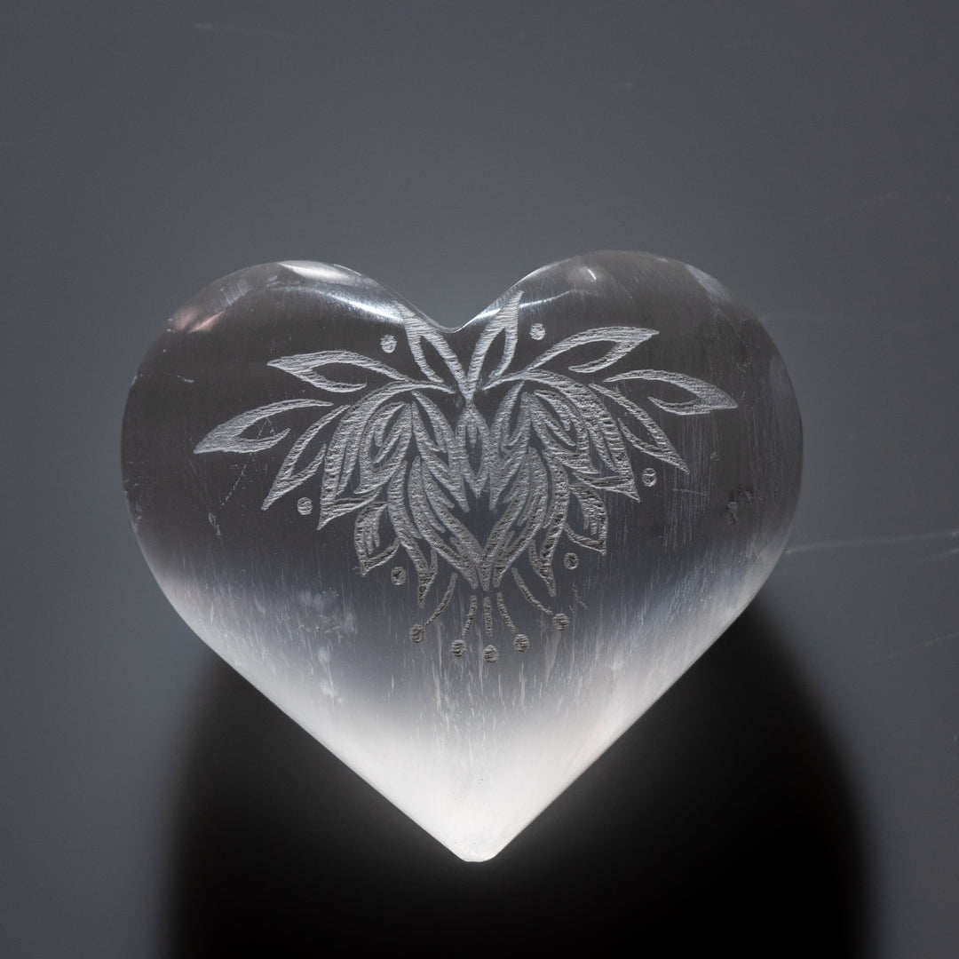 Corazón grabado de flor de loto de selenita natural - Cristal de selenita de 7,6 cm - Piedra curativa purificadora y regeneradora
