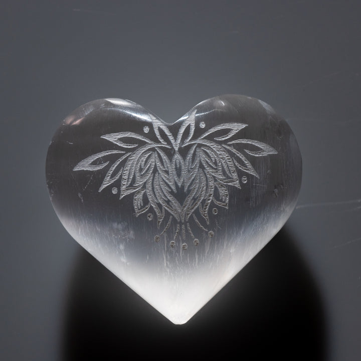 Corazón grabado de flor de loto de selenita natural - Cristal de selenita de 7,6 cm - Piedra curativa purificadora y regeneradora