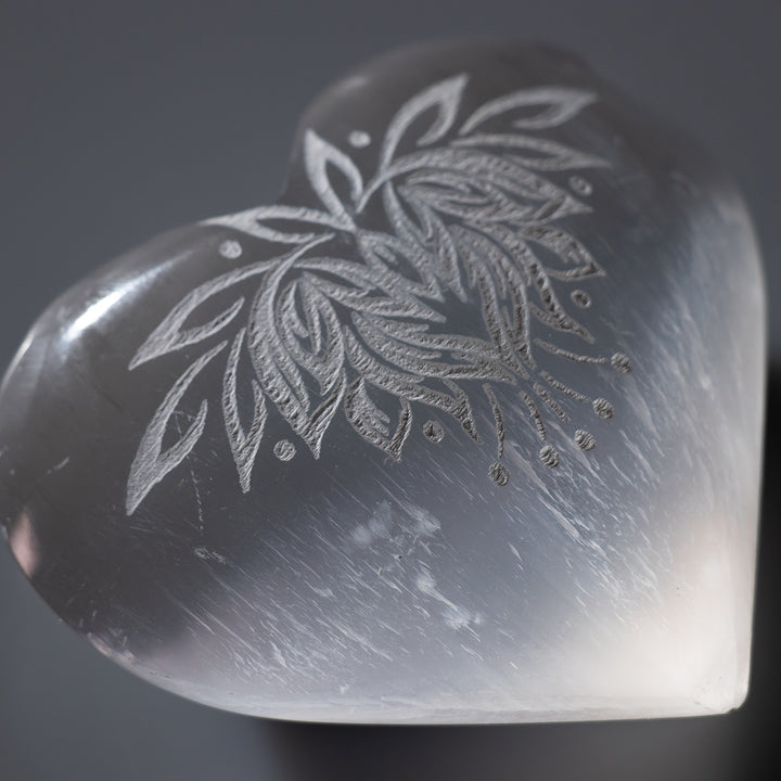 Corazón grabado de flor de loto de selenita natural - Cristal de selenita de 7,6 cm - Piedra curativa purificadora y regeneradora