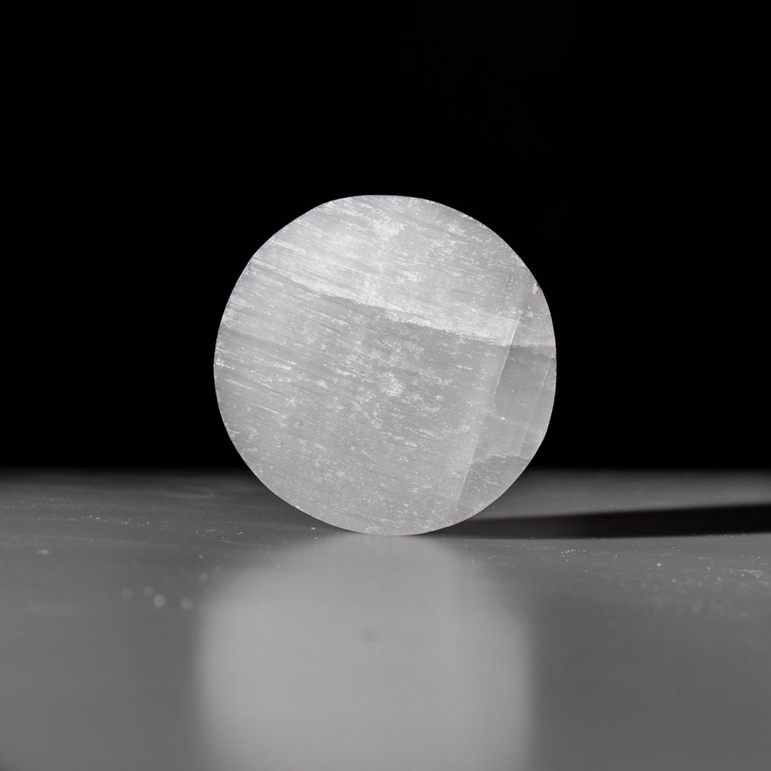 Plaque de charge ronde en sélénite naturelle – Cristal de sélénite de 7,6 cm – Pierre de guérison purifiante et rechargée