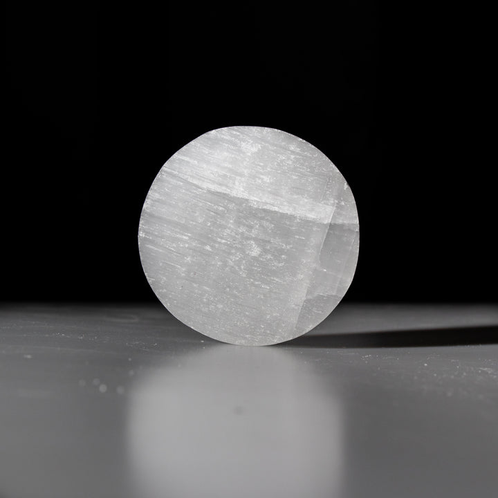 Plaque de charge ronde en sélénite naturelle – Cristal de sélénite de 7,6 cm – Pierre de guérison purifiante et rechargée