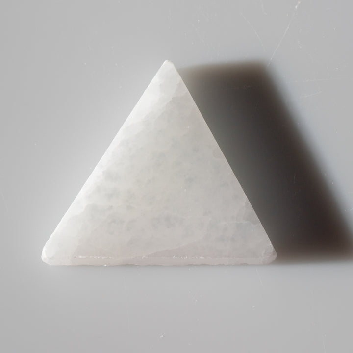 Plaque de charge triangulaire en sélénite naturelle – Cristal de sélénite de 5 cm – Pierre de guérison purifiante et rechargée