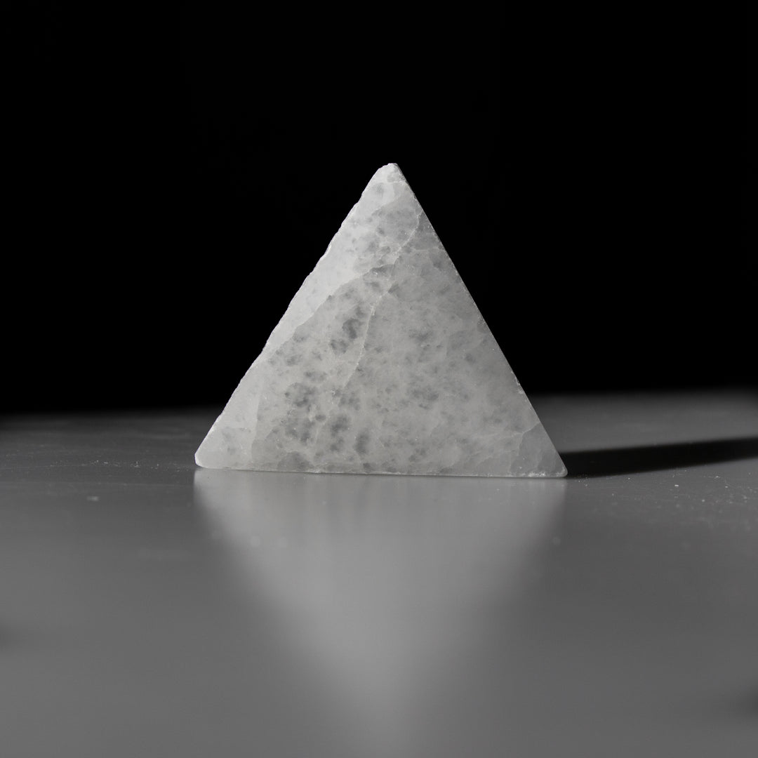 Plaque de charge triangulaire en sélénite naturelle – Cristal de sélénite de 5 cm – Pierre de guérison purifiante et rechargée