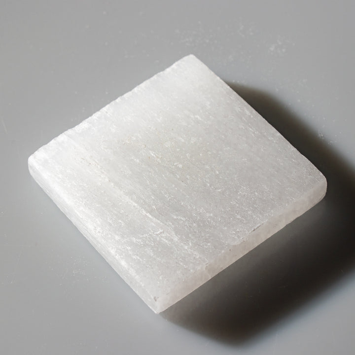 Placa de carga cuadrada de selenita natural - Cristal de selenita de 7,6 cm - Piedra curativa limpiadora y recargadora