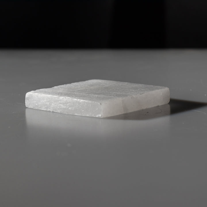 Placa de carga cuadrada de selenita natural - Cristal de selenita de 7,6 cm - Piedra curativa limpiadora y recargadora