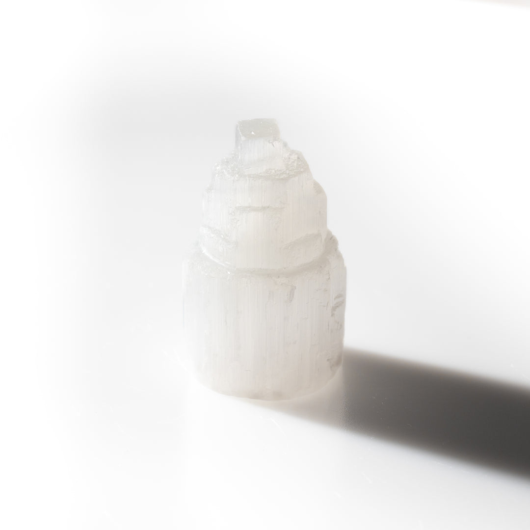 Tour de sélénite naturelle - Cristal de sélénite de 5 cm - Pierre de guérison purifiante et rechargée