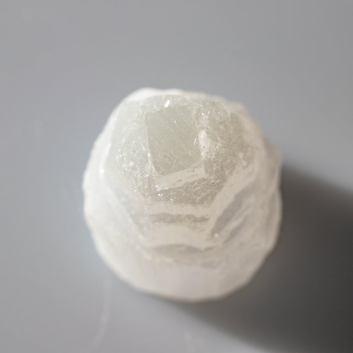 Tour de sélénite naturelle - Cristal de sélénite de 5 cm - Pierre de guérison purifiante et rechargée