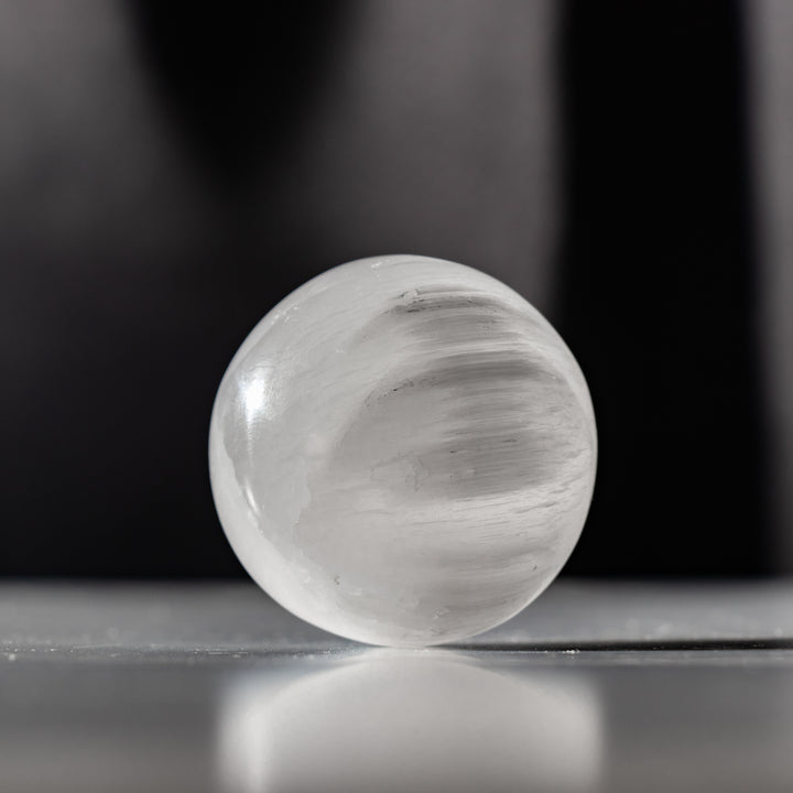 Sphère de sélénite naturelle - Cristal de sélénite de 5 cm - Pierre de guérison purifiante et rechargée