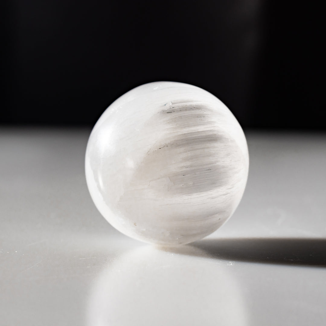 Sphère de sélénite naturelle - Cristal de sélénite de 5 cm - Pierre de guérison purifiante et rechargée