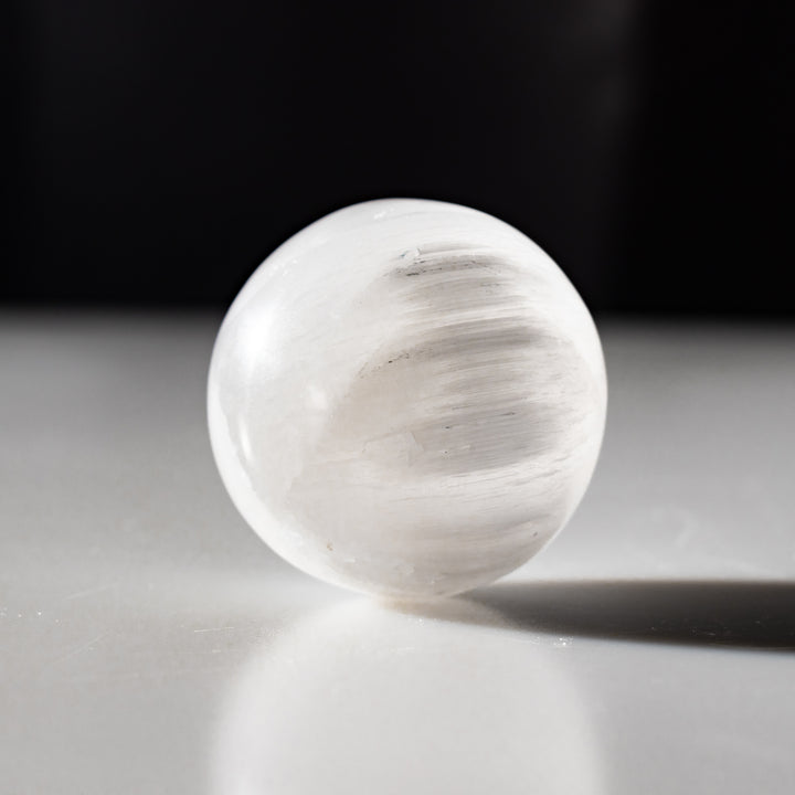 Sphère de sélénite naturelle - Cristal de sélénite de 5 cm - Pierre de guérison purifiante et rechargée
