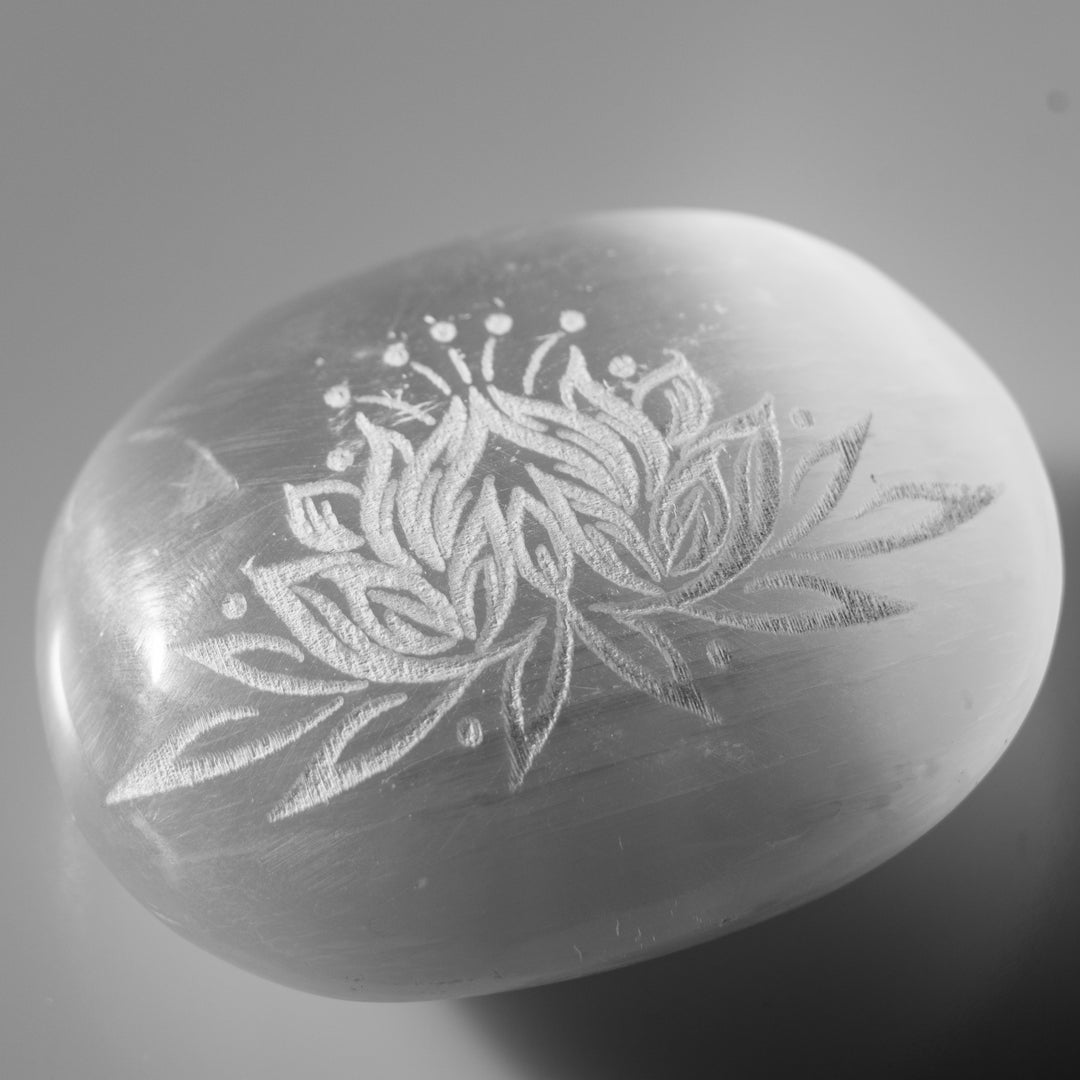 Piedra de palma de selenita natural grabada con flor de loto - Cristal curativo pulido, piedra preciosa terapéutica ovalada