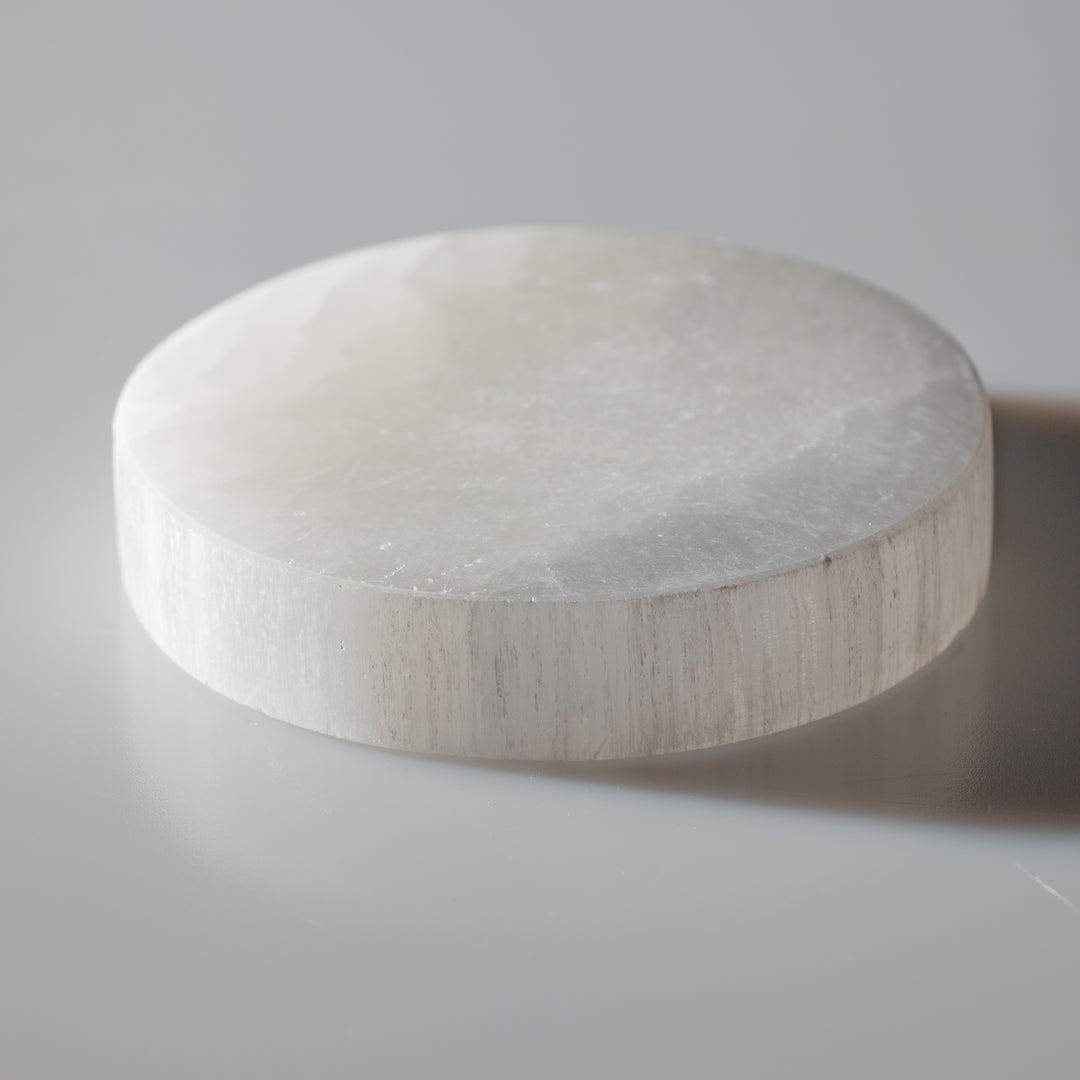 Plaque de charge ronde en sélénite naturelle – Cristal de sélénite de 10 cm – Pierre de guérison purifiante et rechargée