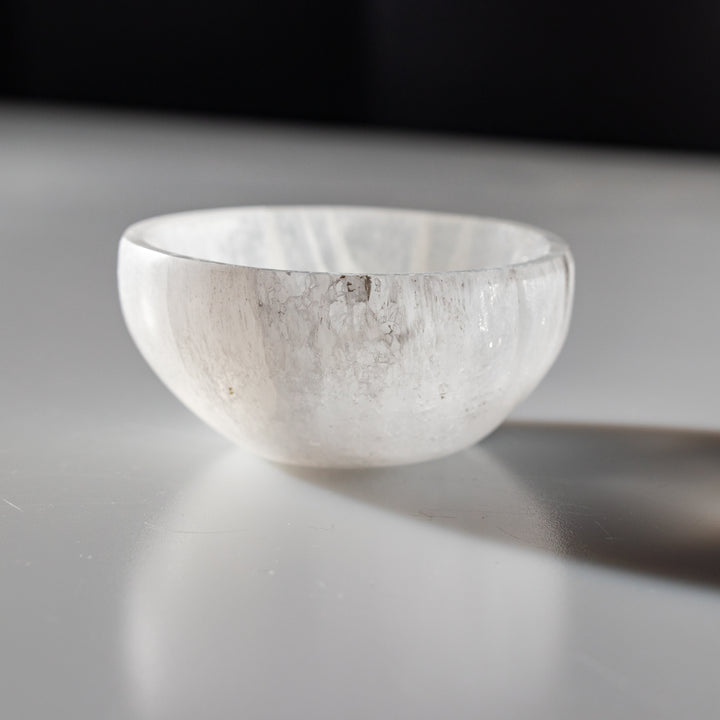 Cuenco redondo de selenita natural de 7,6 cm. Cristal de selenita: piedra curativa purificadora y revitalizante.