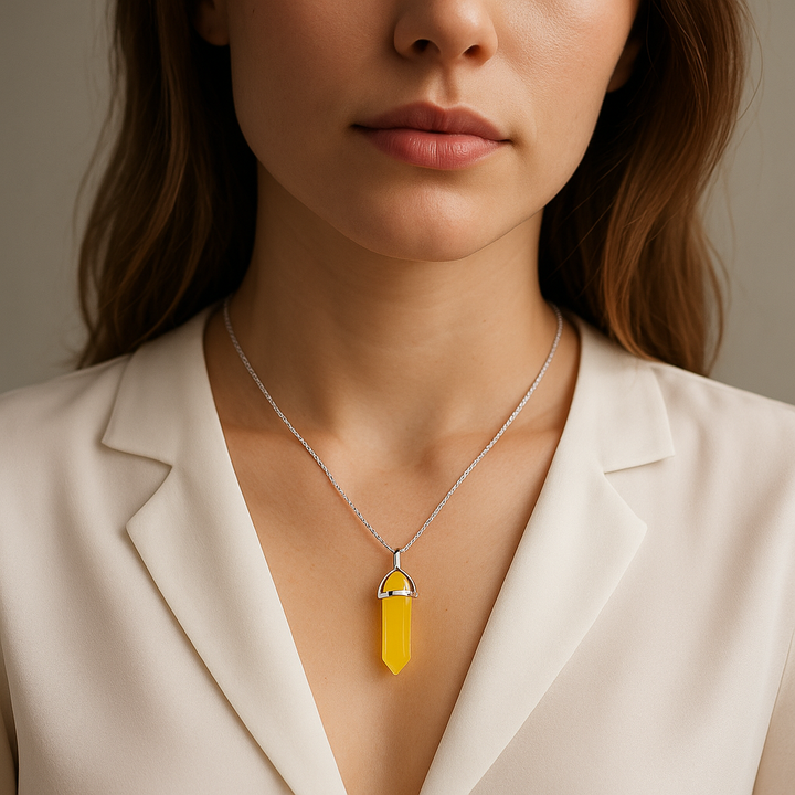 Collar con colgante de punta de ágata amarilla teñida, hecho a mano