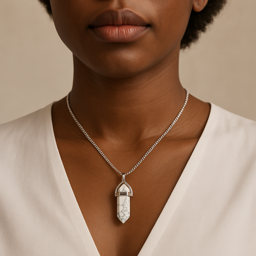 Collier avec pendentif en pointe de howlite naturelle fabriqué à la main