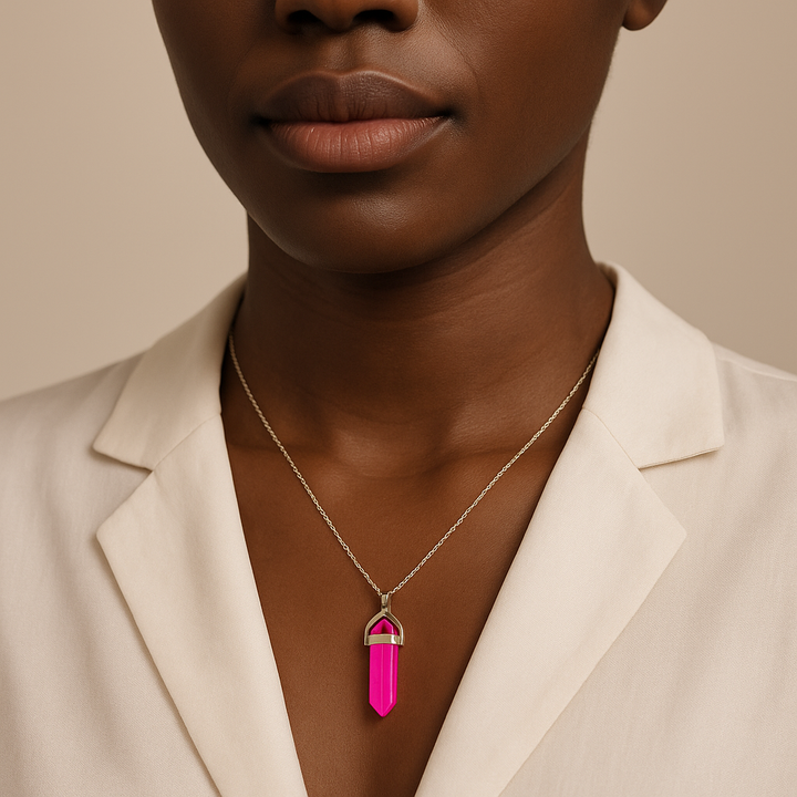 Collar con colgante de punta de ágata rosa teñida, hecho a mano