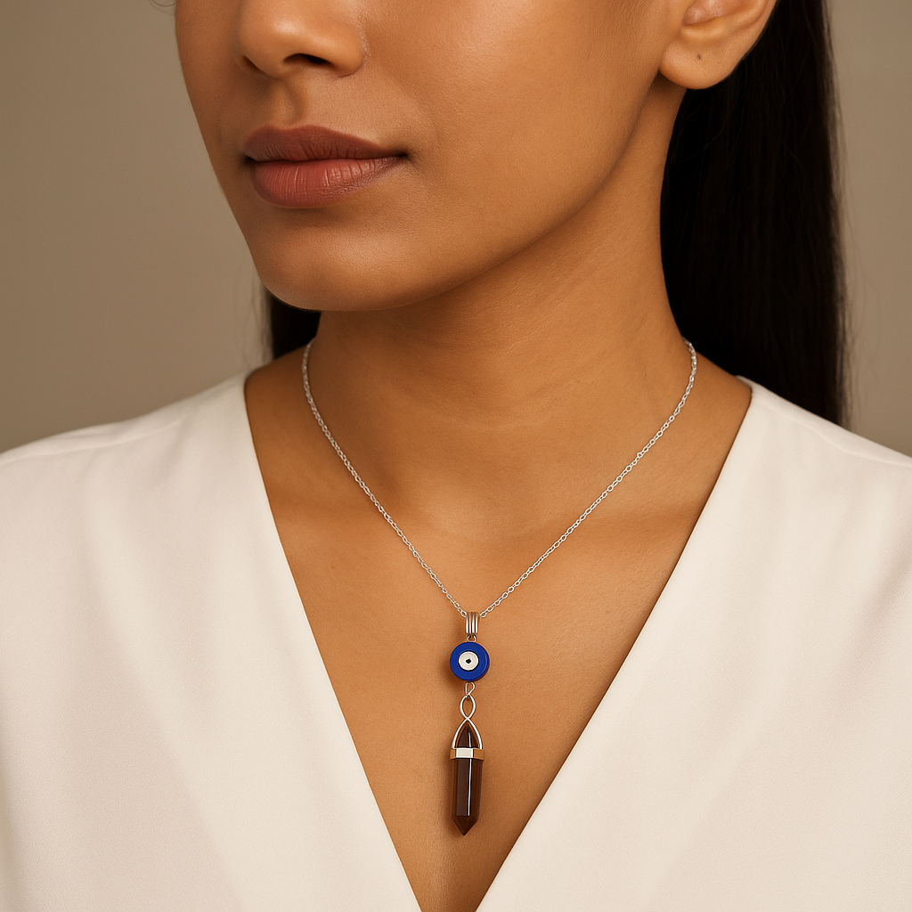Collar con colgante de punta de piedra de cuarzo ahumado natural hecho a mano con dije de mal de ojo