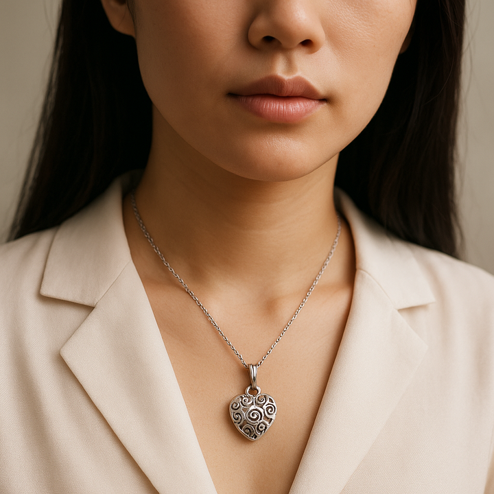 Pendentif cœur chic en laiton argenté, fabriqué à la main – Découvrez l'étreinte de l'amour