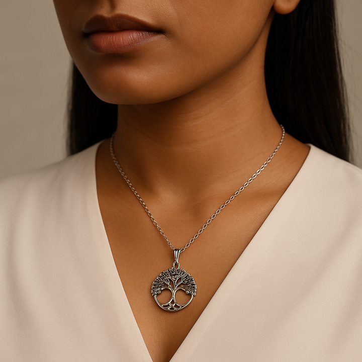 Pendentif Arbre de Vie en laiton argenté – Symbole artisanal de croissance et de force