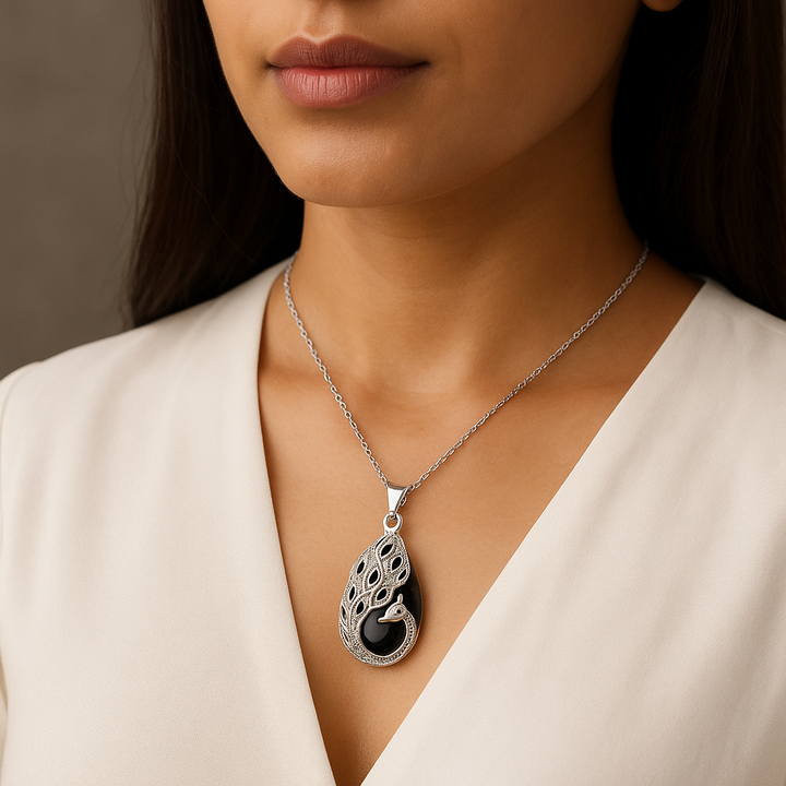 Pendentif en agate noire en forme de larme, fabriqué à la main, inspiré du paon