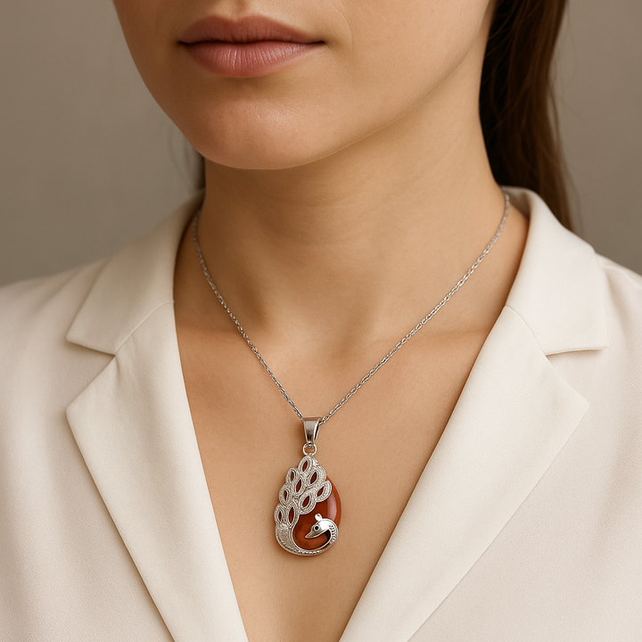 Collar de lágrima artesanal: piedra preciosa de cornalina natural con motivo de pavo real