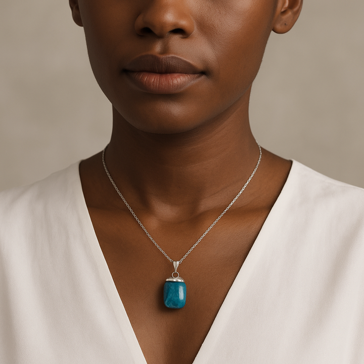 Collier avec pendentif en apatite bleue naturelle fabriqué à la main