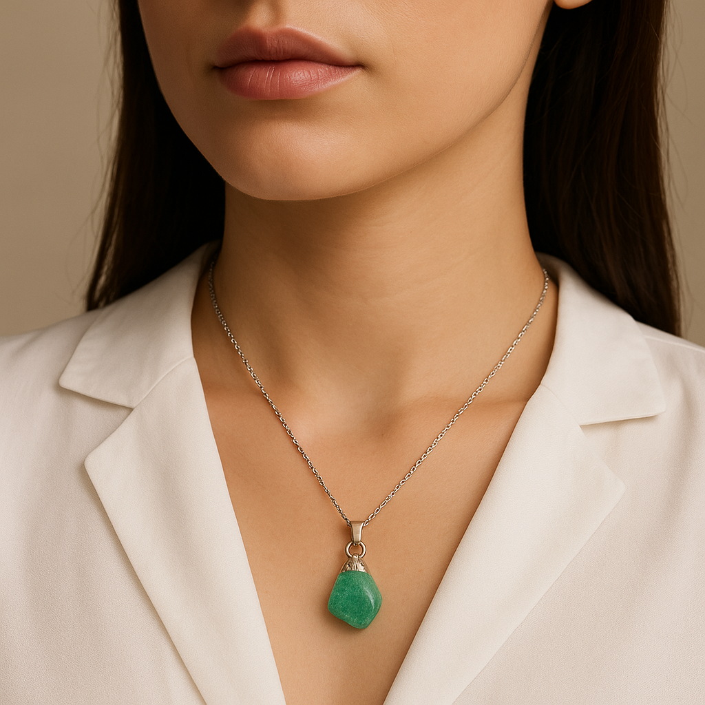 Collar con colgante de aventurina verde natural hecho a mano