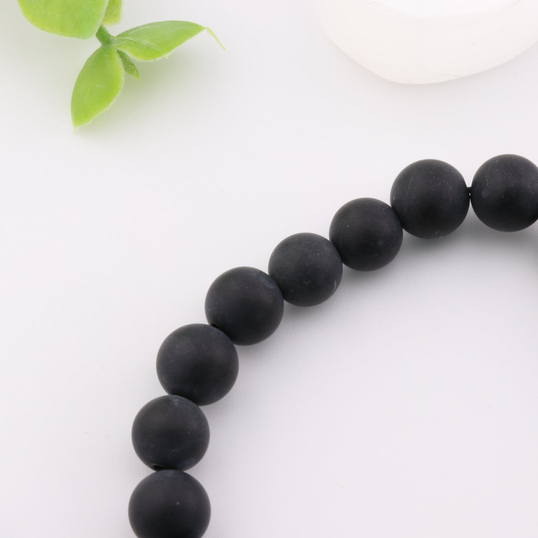 Pulsera de ónix natural esmerilado: elegancia artesanal con detalle de casco antiguo dorado y cuentas de 8 mm.
