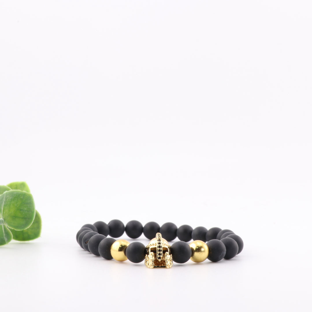 Pulsera de ónix natural esmerilado: elegancia artesanal con detalle de casco antiguo dorado y cuentas de 8 mm.