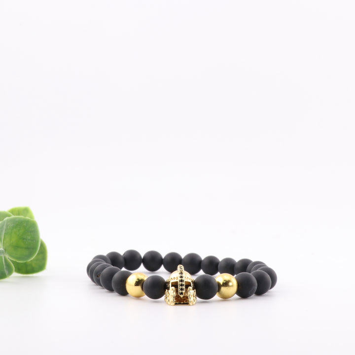 Pulsera de ónix natural esmerilado: elegancia artesanal con detalle de casco antiguo dorado y cuentas de 8 mm.