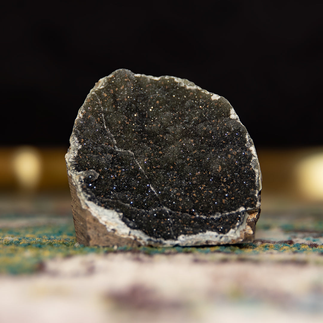« Obsidian Crest » – Géode d'améthyste noire rare