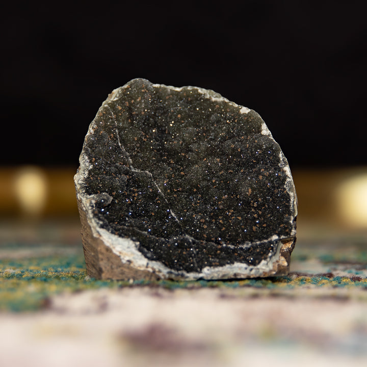 « Obsidian Crest » – Géode d'améthyste noire rare