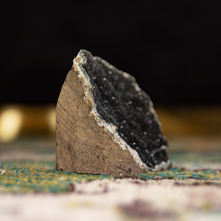 « Obsidian Crest » – Géode d'améthyste noire rare