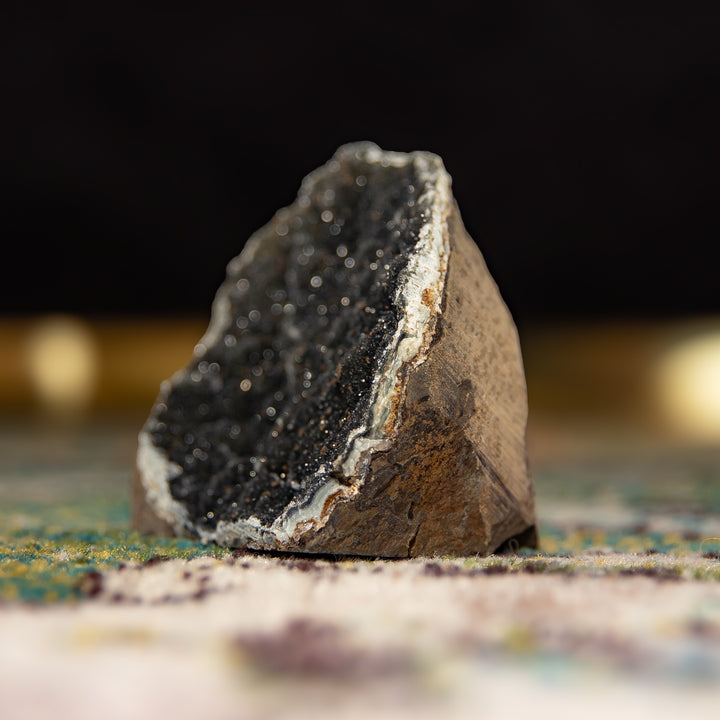 « Obsidian Crest » – Géode d'améthyste noire rare