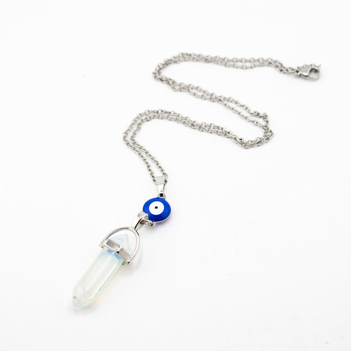 Collar con colgante de punta de piedra de opalita hecho a mano con dije de mal de ojo