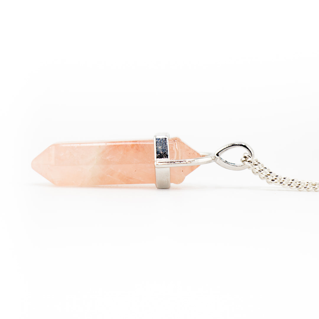 Collier avec pendentif en pointe de quartz rose naturel fabriqué à la main
