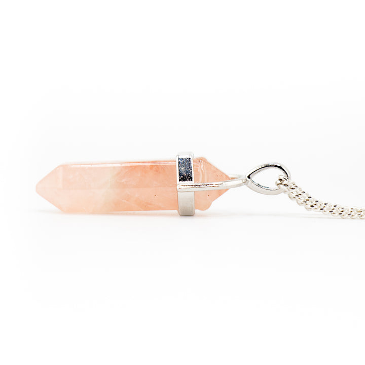 Collier avec pendentif en pointe de quartz rose naturel fabriqué à la main
