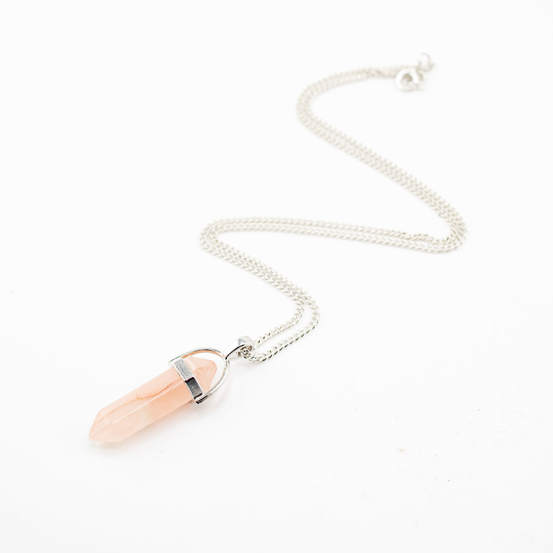 Collier avec pendentif en pointe de quartz rose naturel fabriqué à la main
