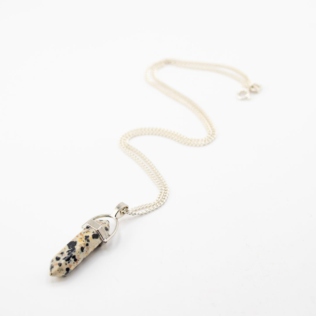 Collar con colgante de punta de jaspe dálmata natural hecho a mano