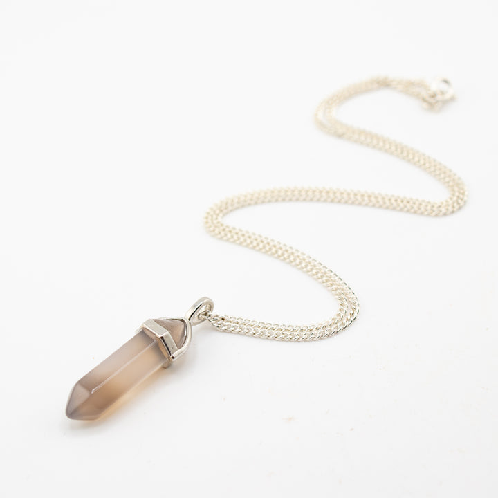 Collar con colgante de punta de ágata gris natural hecho a mano