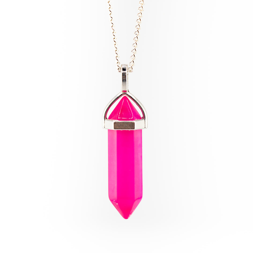 Collar con colgante de punta de ágata rosa teñida, hecho a mano