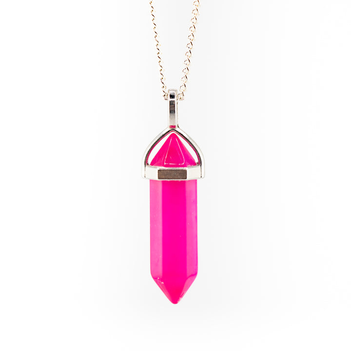 Collar con colgante de punta de ágata rosa teñida, hecho a mano