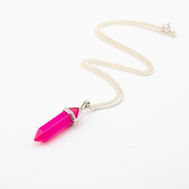 Collar con colgante de punta de ágata rosa teñida, hecho a mano