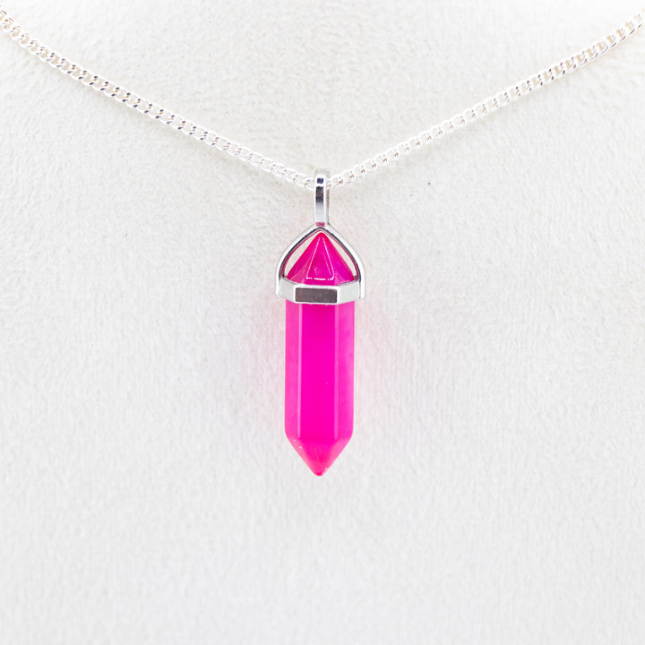 Collar con colgante de punta de ágata rosa teñida, hecho a mano