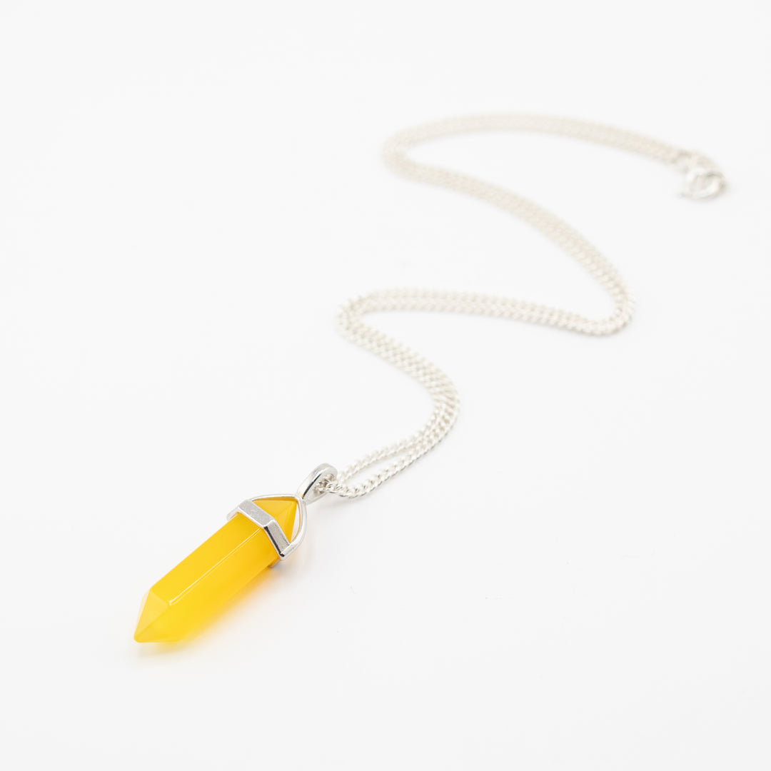 Collar con colgante de punta de ágata amarilla teñida, hecho a mano