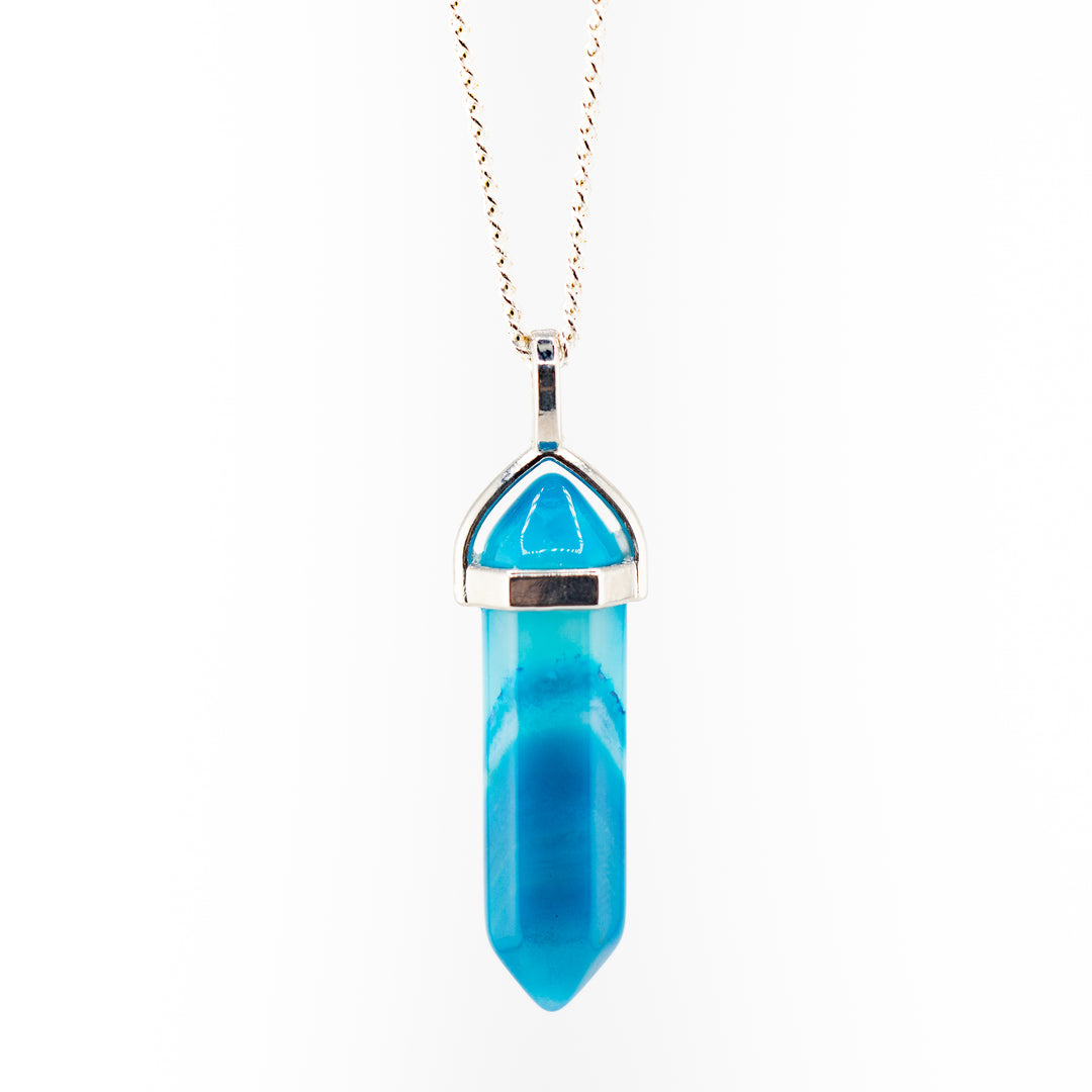 Collar con colgante de punta de ágata azul teñida, hecho a mano