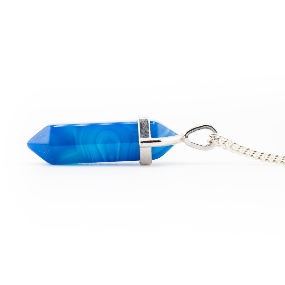 Collier pendentif en pointe d'agate bleue teinte à la main
