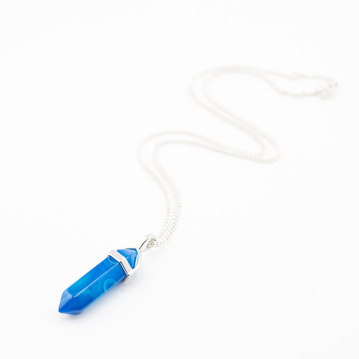 Collier pendentif en pointe d'agate bleue teinte à la main