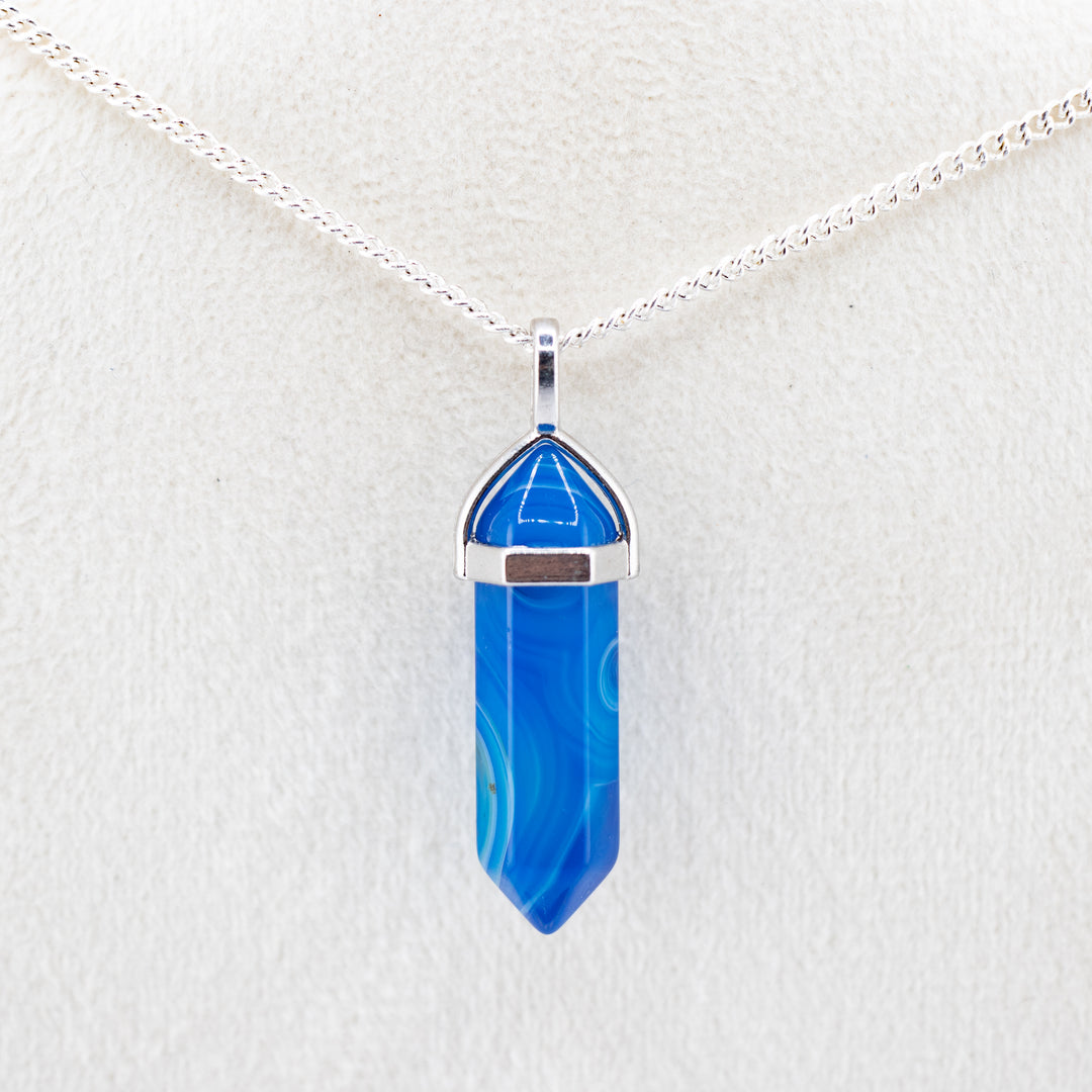 Collier pendentif en pointe d'agate bleue teinte à la main