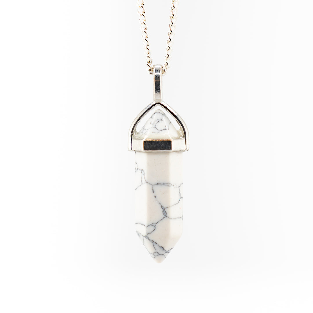 Collier avec pendentif en pointe de howlite naturelle fabriqué à la main